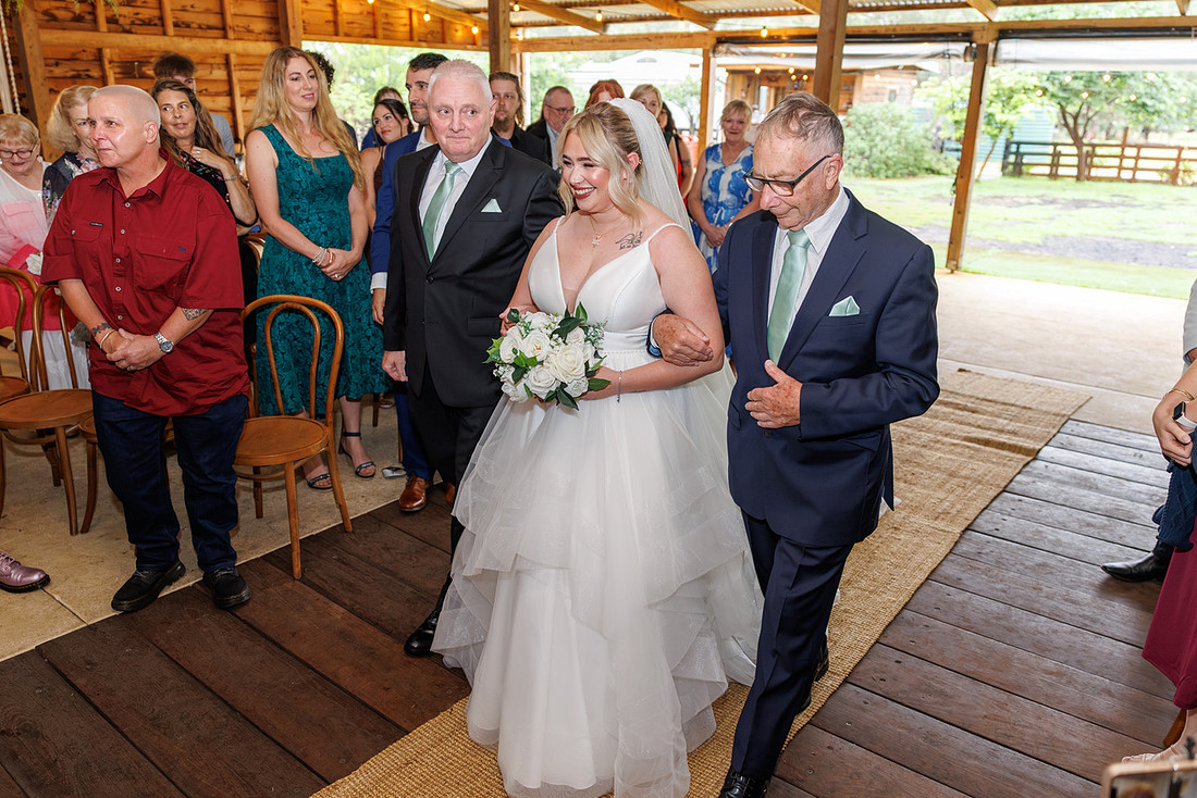 Madeleine and Daniel - Country Charm Weddings Photos